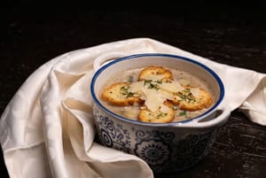 Supă cremă de ciuperci cu crostine și parmezan