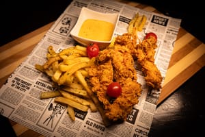 Crispy de pui picant cu sos tartar, salată de varză și cartofi prăjiți