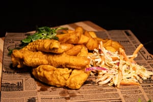 Piept de pui crocant în aluat de bere cu salată coleslaw,cartofi pai și sos sweet chilli