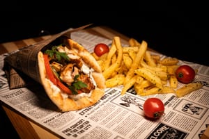 Gyros de pui cu cartofi pai cu parmezan