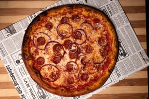 Pizza sausage cu ceapa